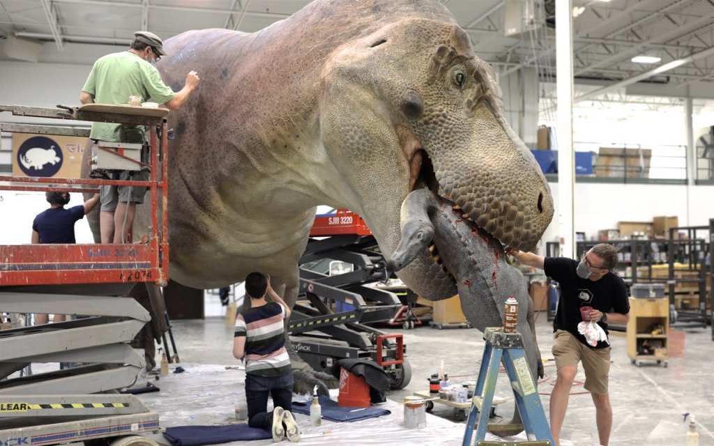 Sculpture of SUE the T. rex, holding an Edmontosaurus carcass, being worked on by Blue Rhino Studios. 